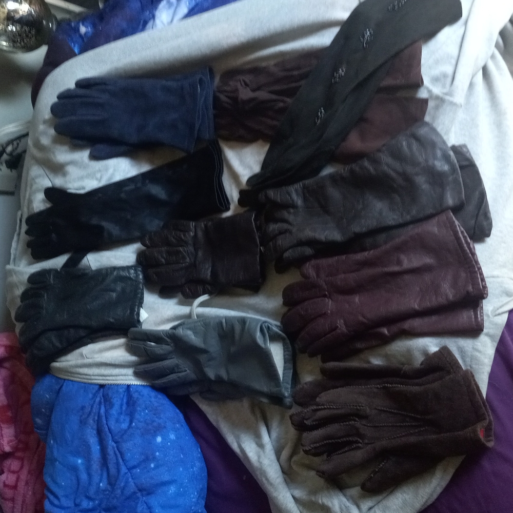 10 pairs of gloves from silk to leather
